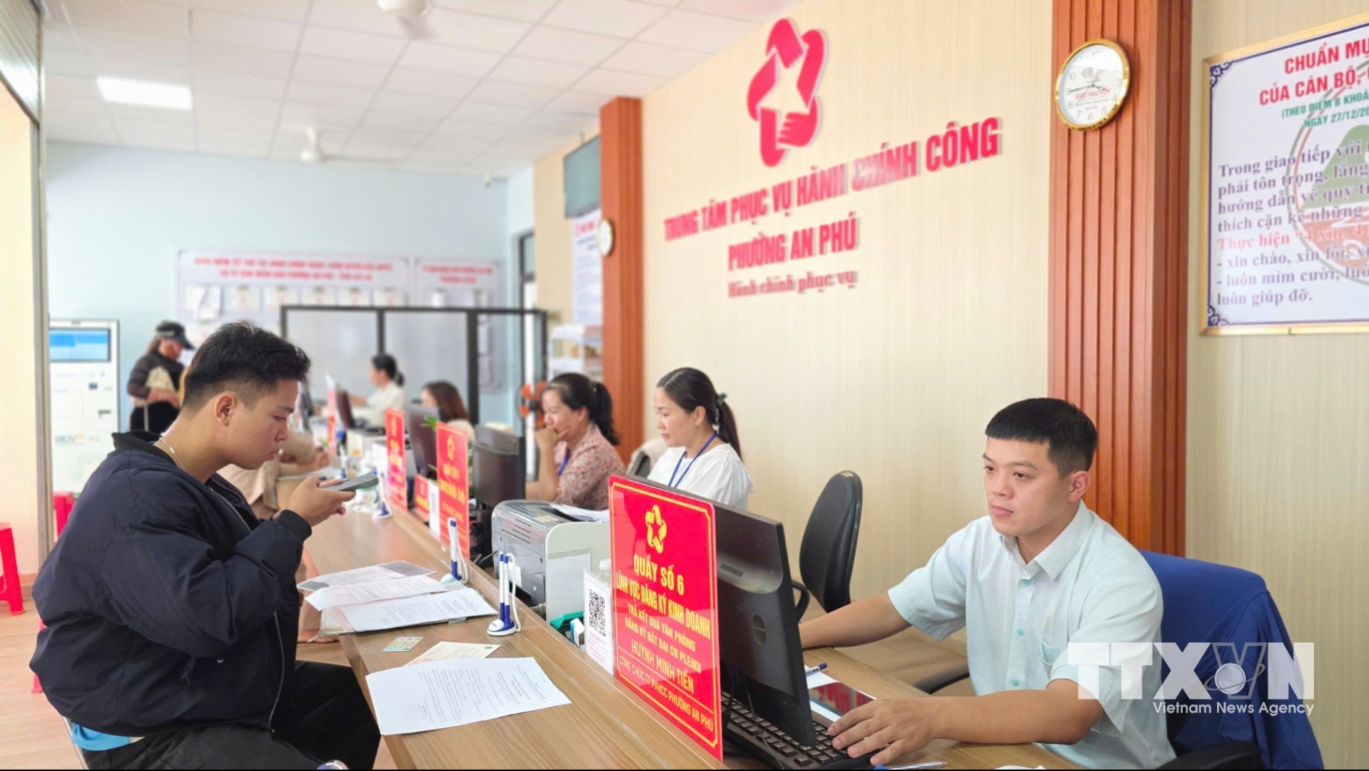 Trung tâm Dịch vụ hành chính công trên địa bàn tỉnh có tỷ lệ kết quả giải quyết thủ tục hành chính điện tử đạt 98%, thanh toán trực tuyến đạt 97,7%. (Ảnh: Quang Thía/TTXVN)